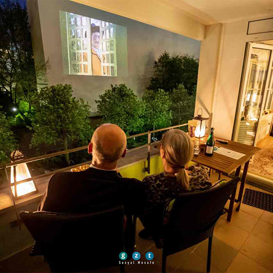 Açık hava sineması tadında balkonda film keyfi