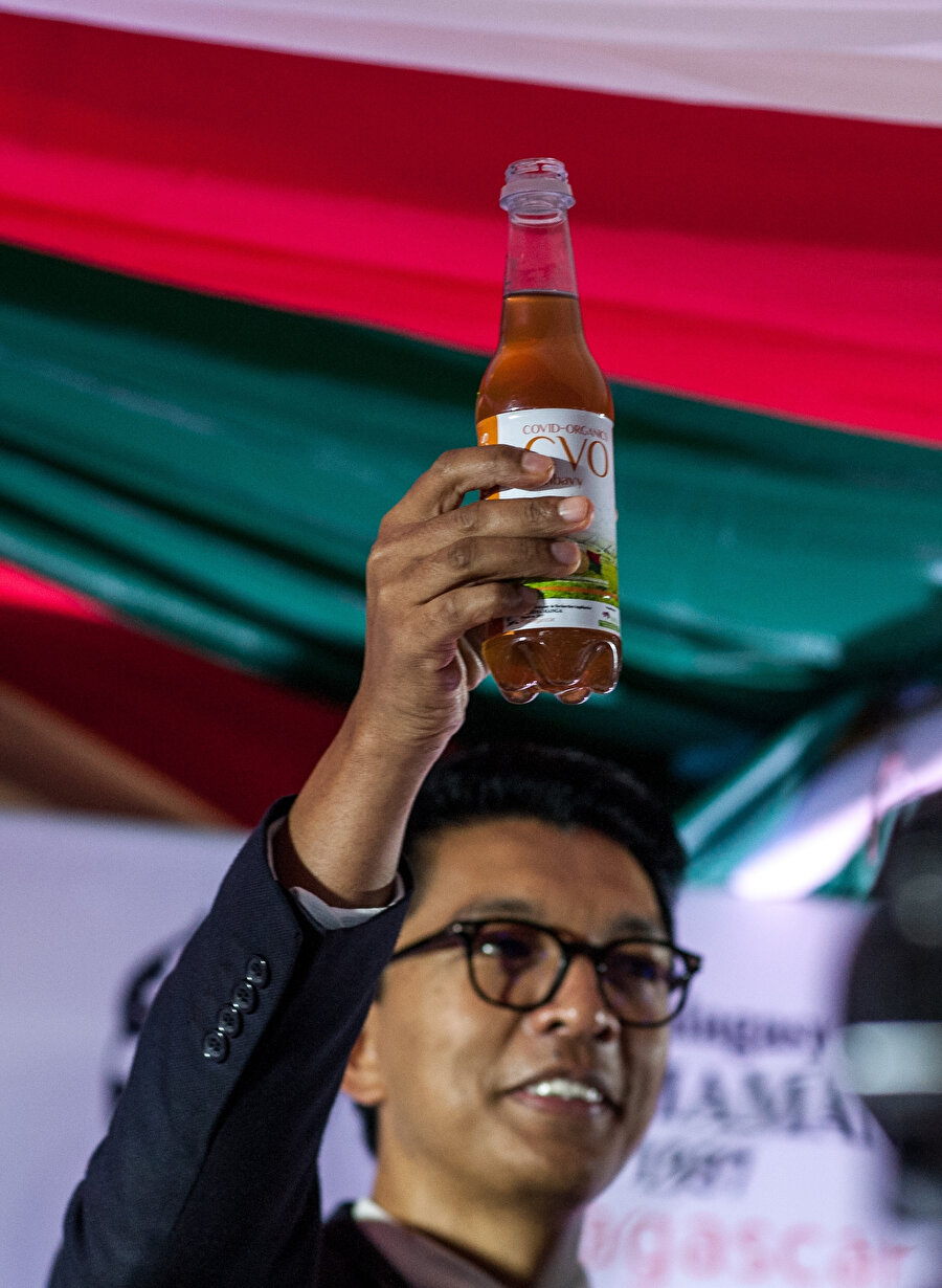Cumhurbaşkanı Rajoelina Covid Organics isimli ilacı basın toplantısında içmişti