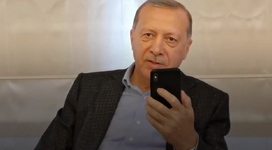 Cumhurbaşkanı Erdoğan, Leyla Gülüşken ile telefonda görüşürken