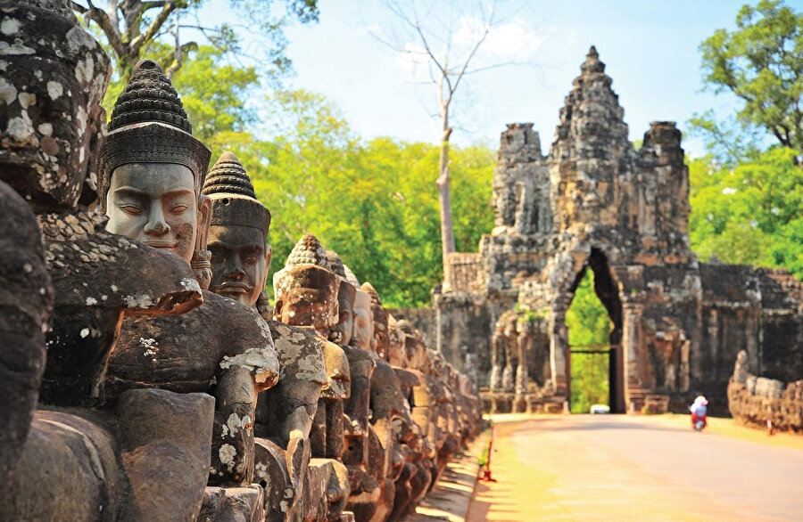 Angkor Wat, bugün Kamboçya'nın Siem Reap kentinin 6 km. kuzeyindeki Angkor antik şehrinde 1115-1145 yıllarında Kral II. Suryavarman tarafından yaptırılmış dev bir tapınak-şehirdir.