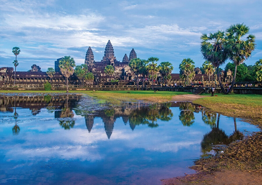 Khmer Krallığının başkenti ve gücünün simgesi olan Angor Wat, Vişnu adına bir Hindu tapınağı iken 13. yüzyılda bir Budist tapınağına çevrildi.