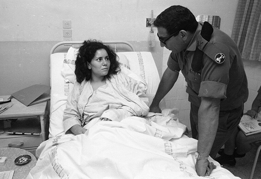 Hastanede tedavi gören Helese, dönemin İsrail Merkez Komutanlığı komutanlarından Rehavam Zeevi ile bir arada görülüyor.