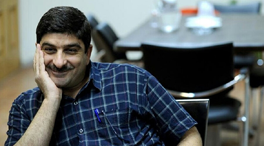 Men Dânâ-yı Kull Hestem Mustafa Mestûr’un Her Şeyi Bilenim ismiyle Türkçeye çevrilen yedinci öykü kitabı.