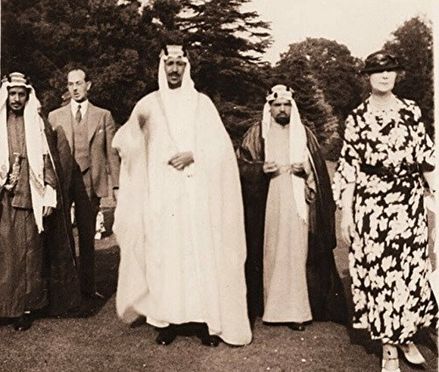 Prens Saud bin Abdülaziz merkezde, Hafız Wahba solda ve prensin biraz arkasında, Leydi Evelyn de Wahba’nın solunda biraz önde duruyor.