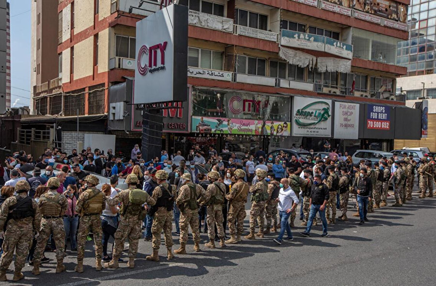 Gösterilerin yoğunlaştığı bölgelerde asker, geniş güvenlik önlemleri aldı.