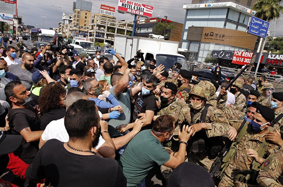 Ülkenin pek çok noktasında düzenlenen protestolarda ordu ile göstericiler arasında arbede yaşandı.