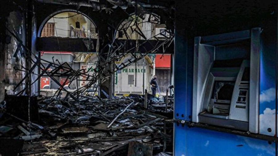 Trablusşam'da ciddi hasar gören bir banka şubesi.