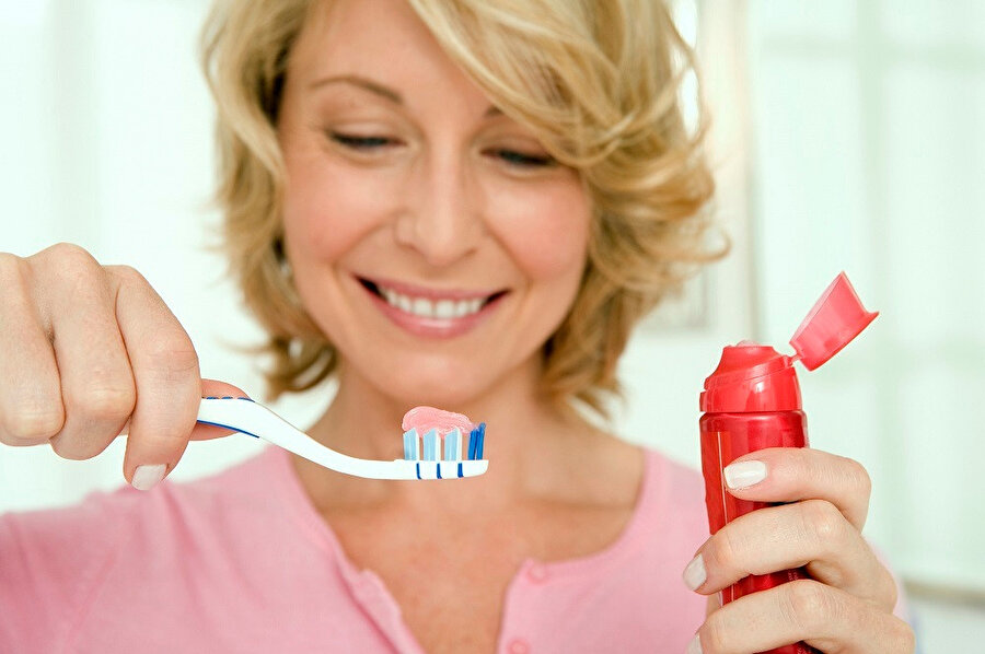Diş fırçalamak, macun veya su yutulmadığı yada gargara yapılmadığı sürece orucu bozmaz.
