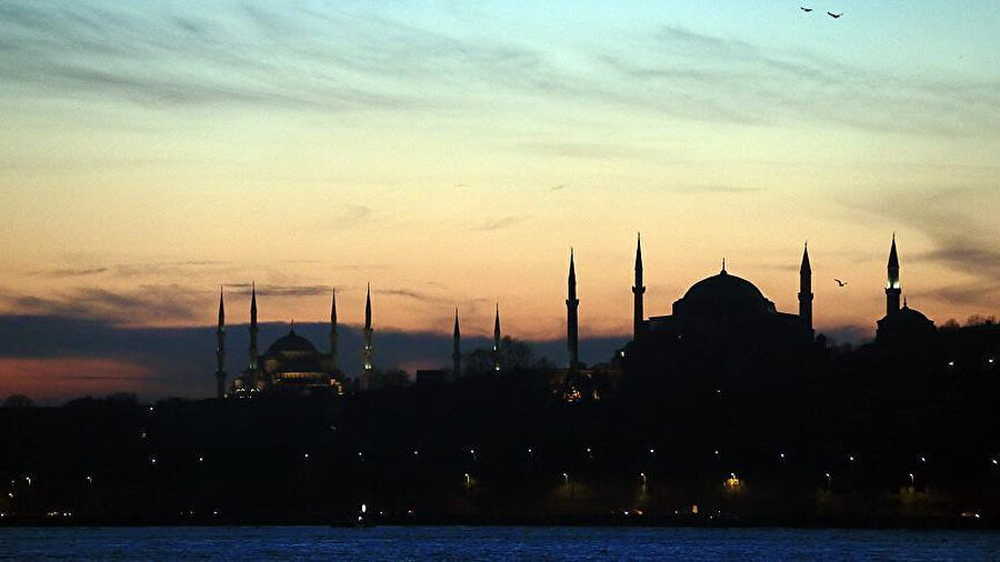 Sahurda, ezana başlanmasıyla birlikte yeme ve içmenin durdurulması gerekir. Lakin ağızda olan lokma yutulabilir. 