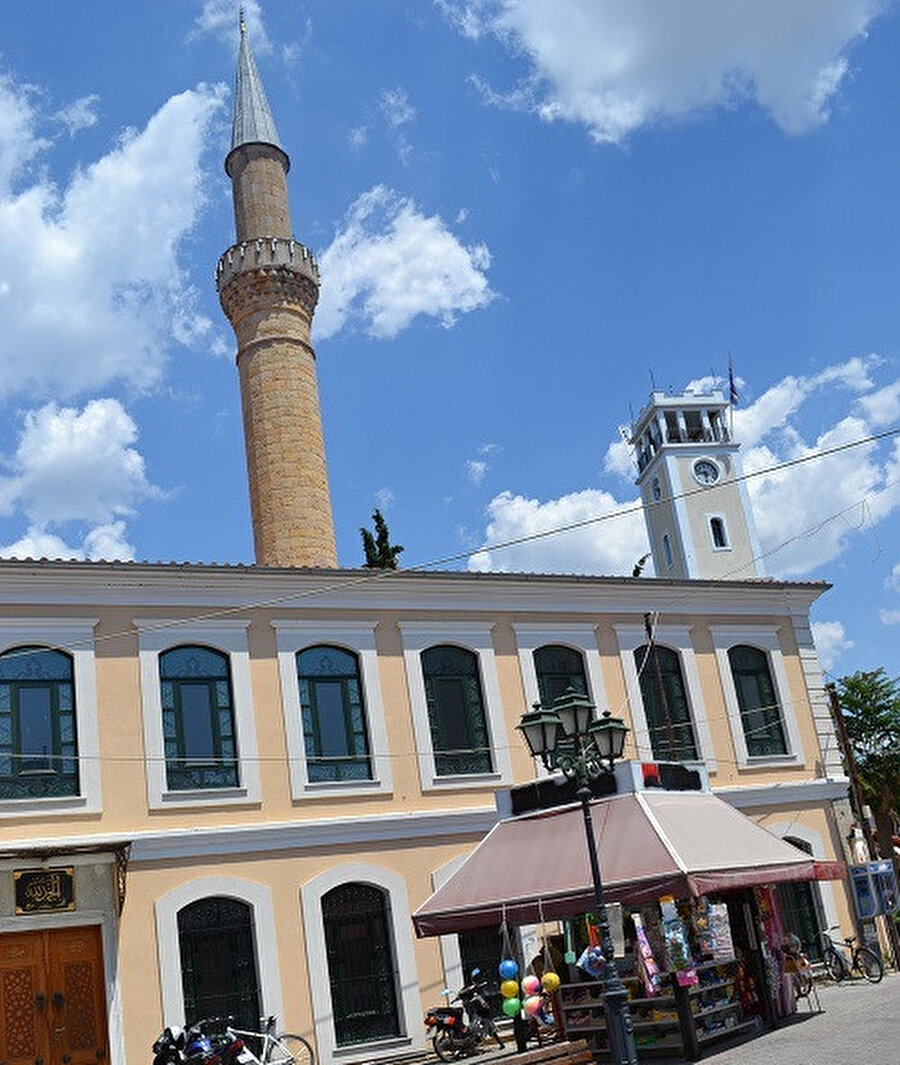 Gümülcine Yeni Cami. Caminin orta kapısının üzerinde bulunan kitabede III. Murat döneminde Defterdar Ahmet Paşa tarafından 1585 yılında yaptırıldığı yazılıdır. (Kaynak: Özcan Hüseyin Nuri.)