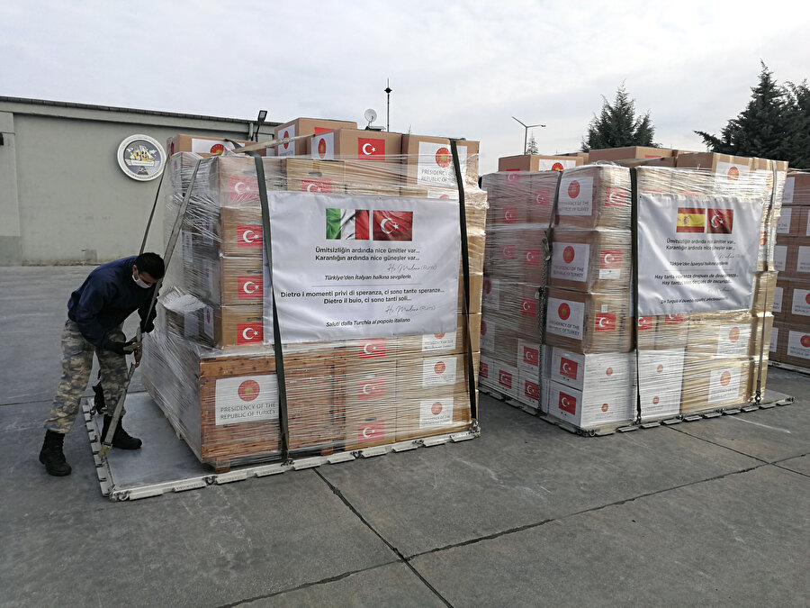 Türkiye, kırktan fazla ülkeye uçak dolusu tıbbi malzeme gönderdi.