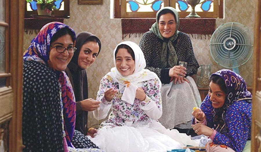 Pesendide’in evli olan dört kız kardeşi ise kız kardeşlerinin düğünü için annelerinin evine gelirler.