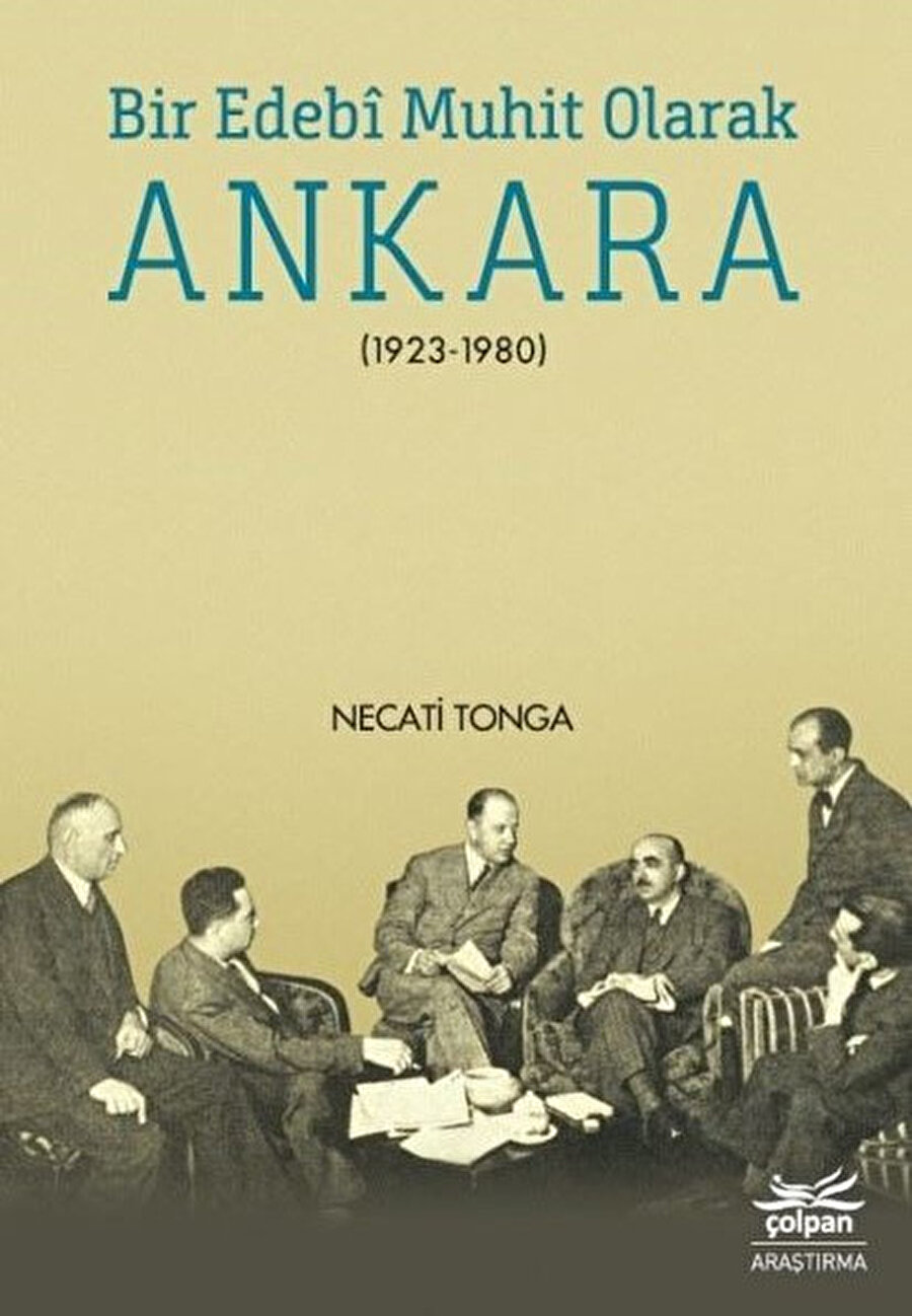 Türk edebiyatında edebî muhitler genellikle İstanbul’un çevresinde şekillendi. İstanbul’un gölgesinde kaldığı düşünülen Ankara’nın bir kültür muhiti olarak konumunu ise Necati Tonga’nın Çolpan Kitap’tan çıkan eserinde görebiliriz. Kentin âdeta kültür haritasını çıkaran Tonga, edebî muhitlerin oluşmasındaki etkenleri de irdeliyor. Altını çizdiği hususlardan biri de şairli - yazarlı meclis geleneğinin uzun yıllar devam etmesi. Özellikle Cumhuriyet’in ilk yıllarında devlet gölgesinde büyüyen Ankara’da Atatürk’ün yakın çevresindeki entelektüelleri vekilliğe teşvik etmesi bunun ilk adımı oluyor. Bu geleneği İsmet İnönü de sürdürüyor. 1940’lar ve 50’lerde de Hasan Ali Yücel’in konumu Ankara’nın edebî muhitine katkılar sağlıyor. Kitap boyunca yeme-içme mekânlarının edebiyat mahfiline dönüşmesi de incelenmiş. Ankara’da yaşayan edebiyatçıların uğrak mekânlarında yaşadıkları hikâyeleri de aktarılıyor.