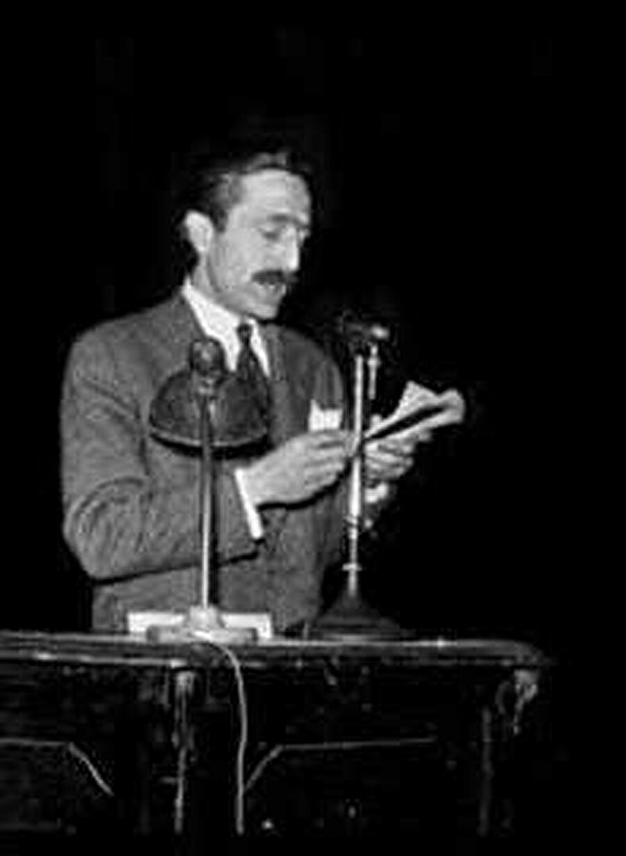 1950’lerin sonunda edebiyat matinelerinin yıldızı Özdemir Asaf’tı. Sahneye adımını attığı anda kıyamet kopardı; salon alkıştan inlerdi