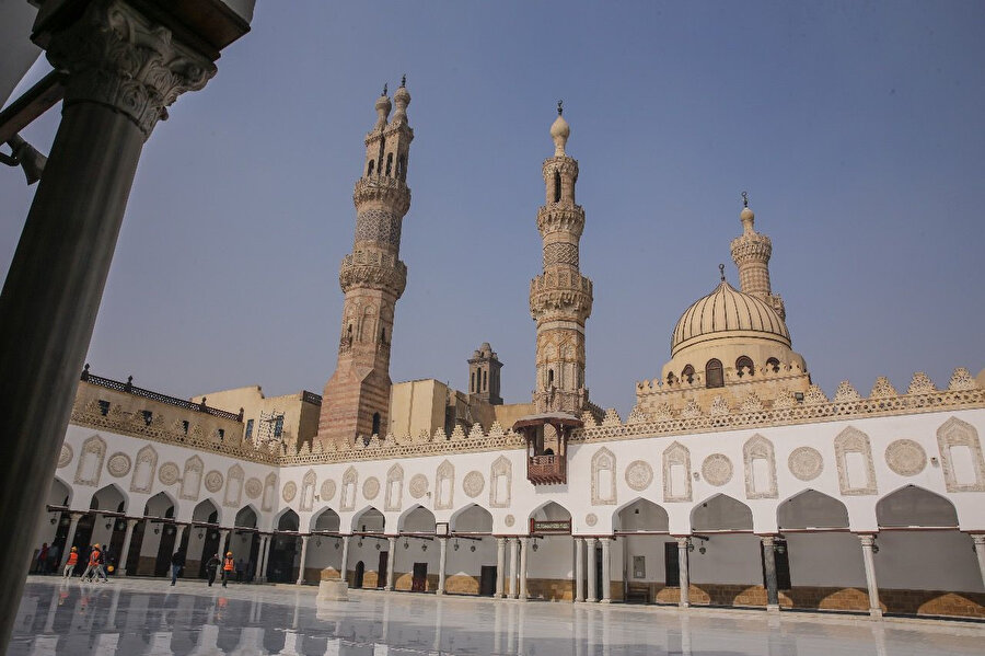Ezher. Kahire’de, İslâm dünyasının halen yaşamakta olan en eski dinî eğitim kurumu durumundaki cami ve etrafındaki külliye. (TDV)