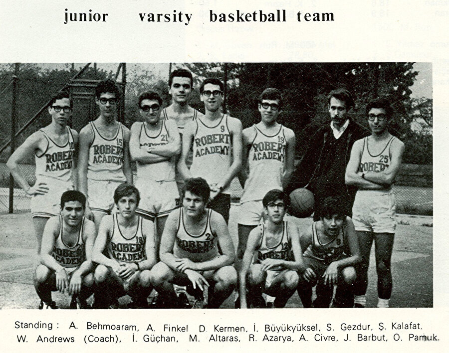 Walter G. Andrews, Robert Koleji'nde Orhan Pamuk ile basketbol takımında.