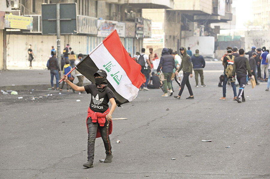 Irak’ta baş gösteren ve hızla ilerleyen korona virüs tehdidine rağmen protesto gösterileri yayılarak devam ediyor. Sokakları dolduran sıradan vatandaşın gözünde Şii partilerin güdümündeki milis güçleri, nam-ı diğer ‘çeteler’ daha tehlikeli çünkü. Halkın korona virüsünden hiç korkmadığı elbette söylenemez. Ancak sırtını ‘çetelere ve yolsuzluğa’ vermiş mevcut düzen, halk nazarında çok daha ürkütücü.