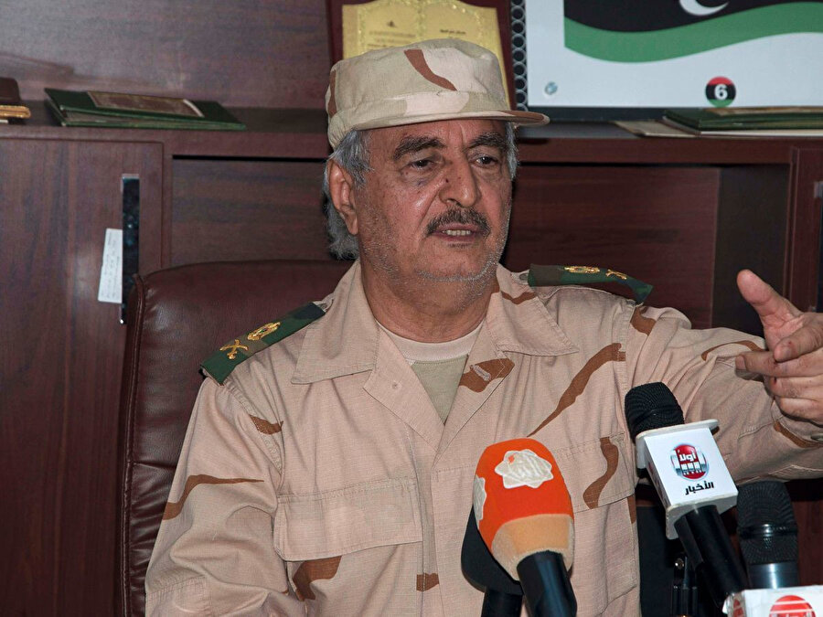 Hafter, Libya el-Hadath kanalında yaptığı konuşmada "halkın kendisine verdiği yetkiyi kabul ettiğini ve ülkenin başına geçtiğini" öne sürdü.