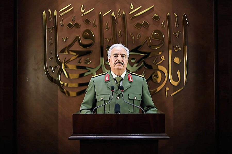 Halife Hafter, sahada aldığı askeri yenilgilerin ardından ülkenin doğusunda kendi tesis ettiği düzene ve müttefiklerine darbe girişiminde bulundu.