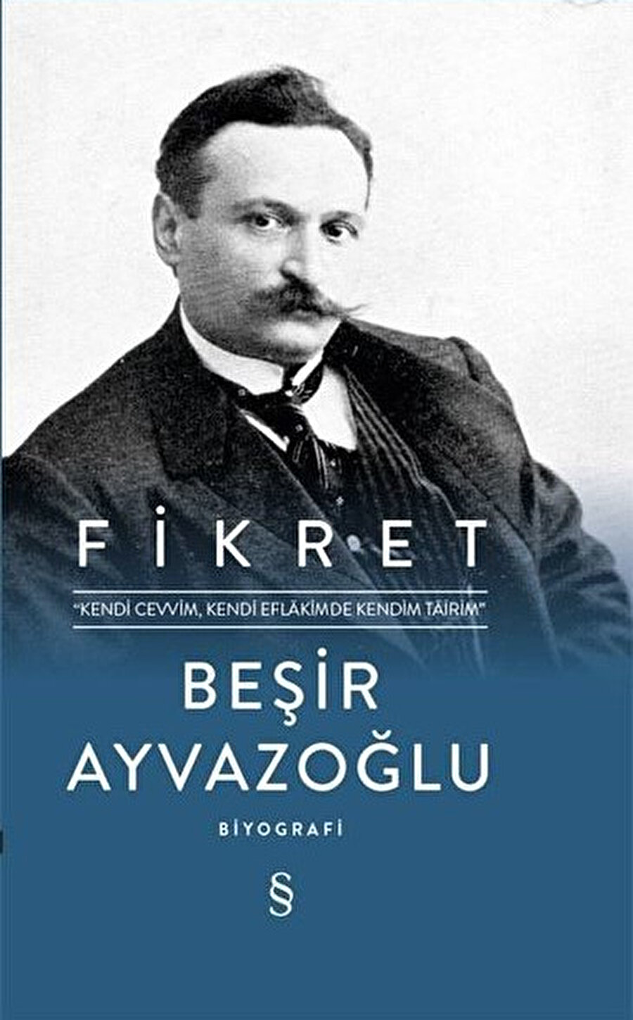 Biyografi vadisinin modern dönem ustalarından biri olarak Beşir Ayvazoğlu’na işaret etsek kimse itiraz etmez muhtemelen. Eve Dönen Adam kitabını yazdığı ilk monografi kabul edersek 35 yıldır bu alanda çalışıyor, yazıyor, üretiyor, biriktiriyor demektir. Son 15 yılda üst üste gelen imbikten geçmiş kitaplarından sonra Fikret, Ayvazoğlu’nun -kendi çizgisinden pay biçerek elbette- ilginç metinlerinden biri olarak okurlarıyla buluştu. Bugüne kadar alışık olduğumuz bir netice yazısı yazmadığı gibi önsözünde bu vazifeyi fragmanter bir görünüm arz eden kitabın girişine yüklemiş; ayrıca biyografiyi şair Fikret’in ölümü yerine oğlu Halûk’un vefatı ile sonlandırmış. Hâlen kendi sahasının bir burcu olarak hakkını teslim etmemiz gereken Ayvazoğlu’nun, Fikret ile daha önce birçok kitabına yaptığı gibi sonraki baskılarda gerçek biçimini bulmasını ümit edeceğiz.