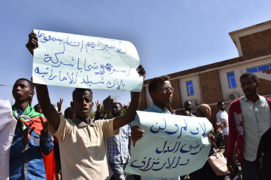 Kandırılarak Libya'ya gönderilen Sudanlı gençlerin ailelerinin protesto gösterileri.