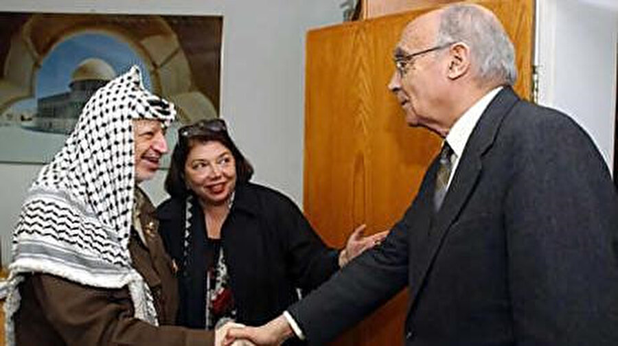 2002 yılında uluslararası bir yazar heyetiyle gittiği Filistin’de, Ramallah şehrinin Auschwitz’deki toplama kamplarına benzediğini söyledi.