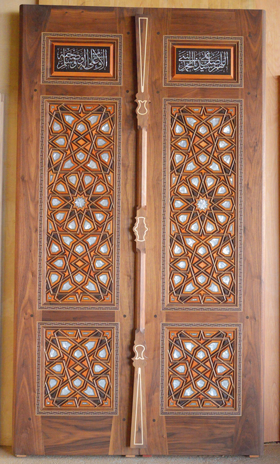 Genellikle parçaları çerçeveye alan çıtalarla kenar tahtaları ve göbekler oyma-kabartma arabesk motiflerle, bazen de sedef kakmalarla süslenmiştir.