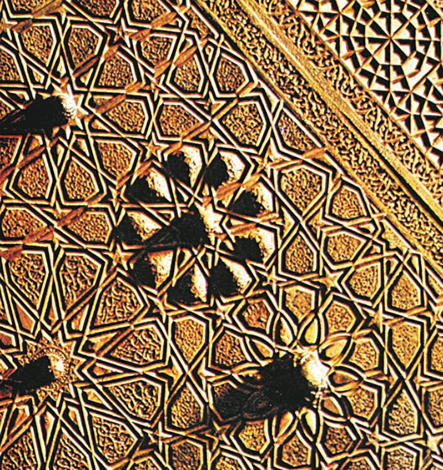 Kündekârî sekizgen, beşgen, yıldız gibi geometrik şekillerde kesilmiş küçük ahşap parçalarının çivi ve tutkal yardımı olmaksızın yalnızca birbirlerine geçirilmeleriyle düz yüzeyler elde etmeyi hedefleyen bir tekniktir.