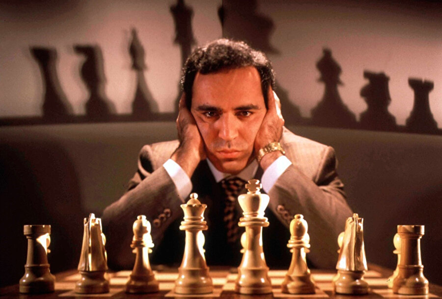 1997 yılında IBM (International Business Machines)’in Deep Blue adlı bilgisayarı, dünyaca ünlü satranç ustası Garry Kasparov’u yenmesi yapay zekânın insan zekâsına üstün geldiği ilk hadisedir. 