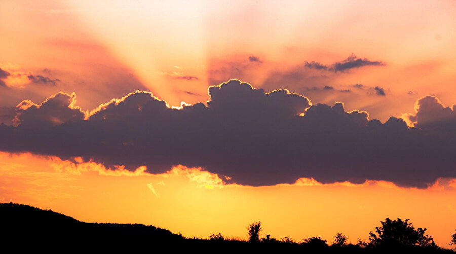 Karım elimden çekiyor Batı’yı gösteriyor, çünkü Güneş, bütün azameti ve tazeliğiyle Batı’dan doğuyor bugün.