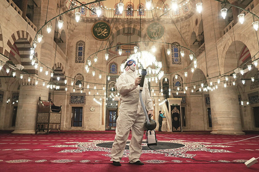 Dünyada hızla yayılan koronavirüsünün Türkiye sınırlarına bu kadar geç girmesinin en önemli sebebi, Türkiye’nin yerinde ve hızlı bir şekilde aldığı koruyucu tedbirler sayesinde oldu. Koronavirüsün yayılmasını önleyici tedbirleriyleriyle tüm dünyanın takdirini toplayan Türkiye, tedavisi için ilaç ve aşı geliştirme konusunda ise herhangi bir çalışma yapmadı.