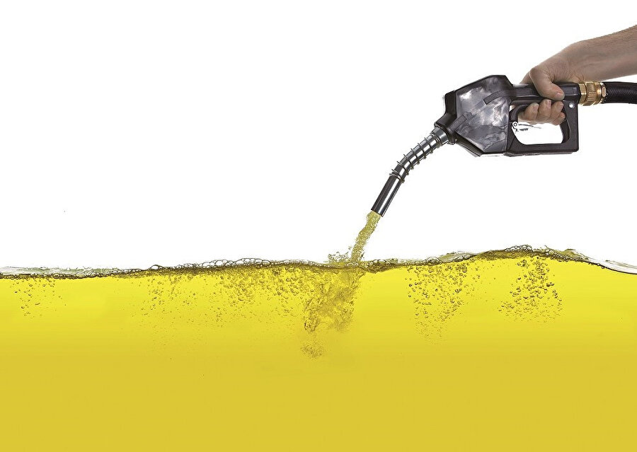 Arabistan ile Rusya arasındaki restleşme, petrolü 30 dolar seviyelerine kadar düşürdü. Petrol 1998’deki 10 dolar seviyesine düşer mi, bilinmez. Ama bildiğimiz bu durumun Rusya ve İran’ı bitireceği, Arabistan ve BAE’yi ise hayli sarsacağı.