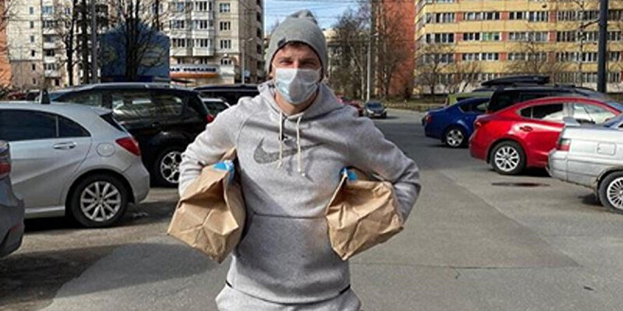 Arshavin salgın döneminde ihtiyaç sahiplerine yardım etmek için gönüllü kuryelik yapıyor