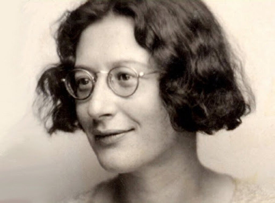 Simone Weil, yüzeysel bir şekilde gözden geçirildiğinde bile merak uyandıracak, ilk olarak böylesine kısa sürmüş, içine birçok çalkantı ve savrulmayı sığdırmış bu fütursuz hayatın süzgecinden neler geçtiğine dair bizi ilgiye sevk edecek bir yaşam öyküsüne sahip. 