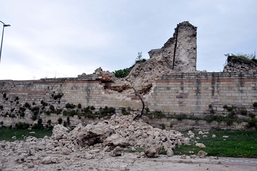 Topkapı'da yıkılan surlar