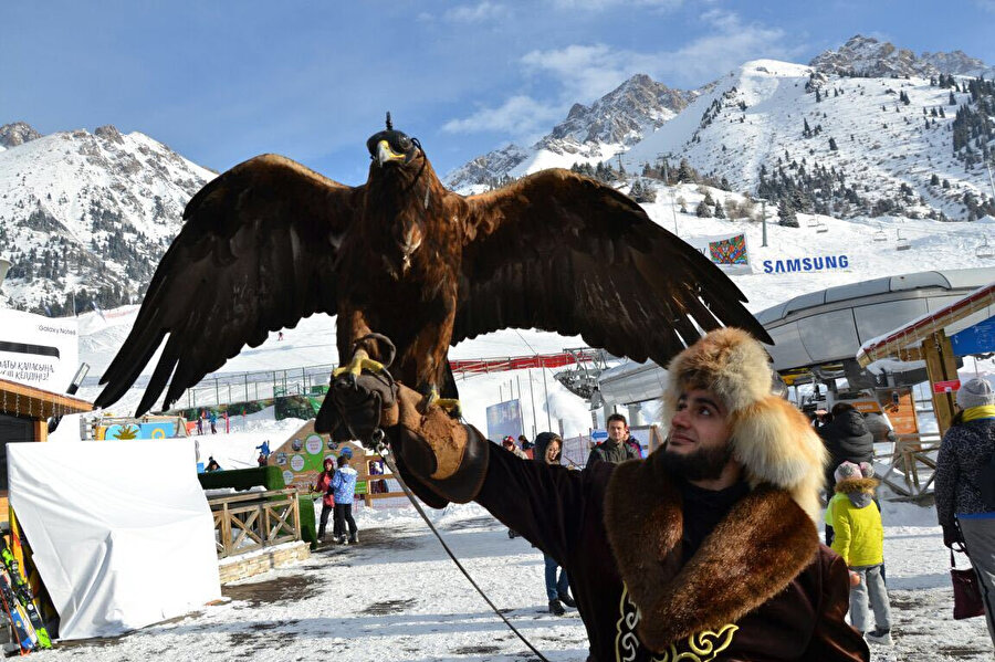  Kazakistan'ın en büyük kayak merkezi Medeu'da turistler için hazırlanan geleneksel Kazak kıyafetleri ve kartallar.