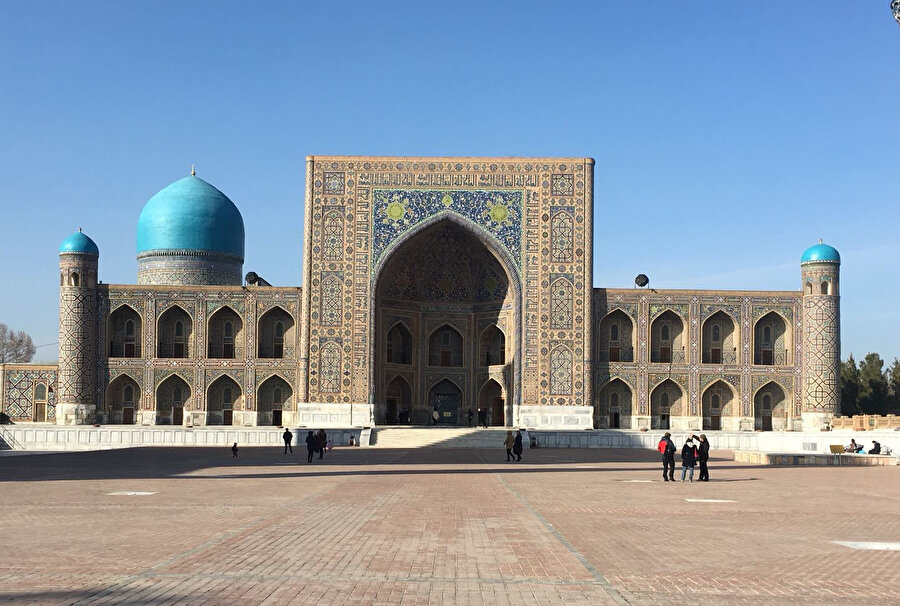 Tillakari Medresesi, medrese olarak yapılmasına karşın esasen cami olarak kullanılmıştır.