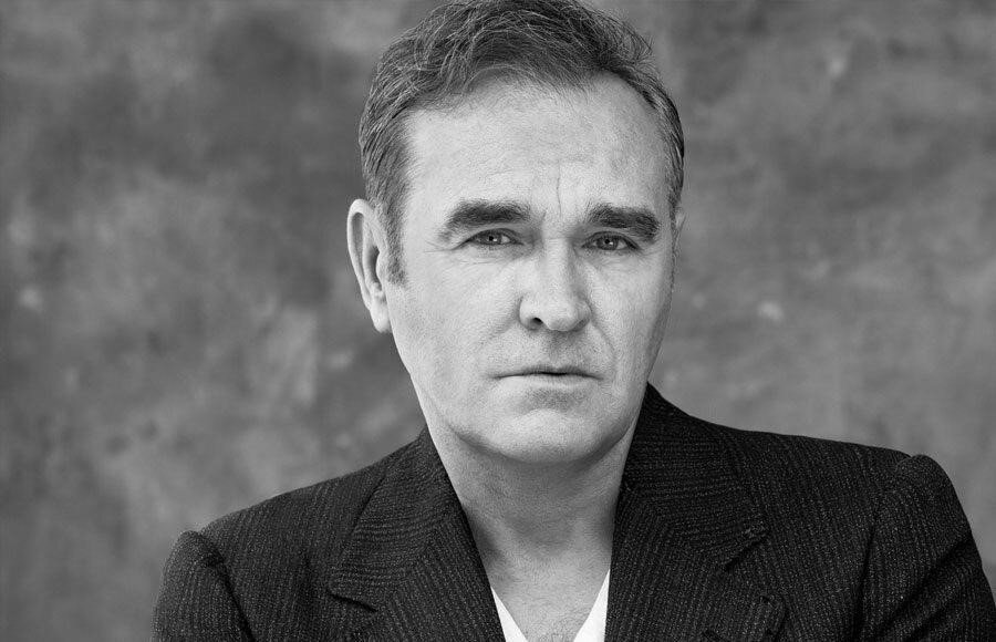 Morrissey, The Smiths grubu ve solo çalışmaları ile tanınır.