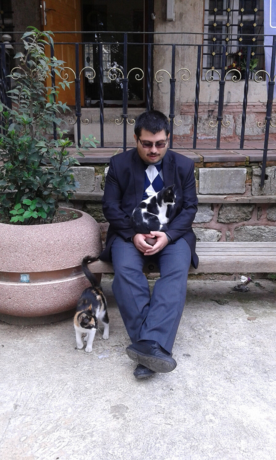 Bir sabah Aydın Başar tarafından arandım. Bir WhatsApp grubuna davet ediyordu. Mesleki, ailevi, haber içerikli, eğlence amaçlı sanırım kırk kadar grubun üyesi olduğum için yeni bir gruba kolayca evet dedim. Sorun şu ki, grupta yüzün üzerinde hoca ve yazar bulunuyordu. Hızla dağılabilecek, münakaşaların eksik olmayacağı, mezhep tartışmalarından girip İran meselesinden çıkılabilecek bir grup hayal ederken, admin tarafından tamamen kontrol altına alınmış, sakin, sempatik ve cazip bir grubun üyesi olduğumu görmüştüm. İşbu söyleşi, bunu başaran grup yöneticisiyle yapıldı.