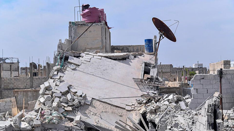 İsrail Hava Kuvvetlerinin Şam'ın kenar mahallerine düzenlediği hava saldırısı sonrası hasar gören binalar.