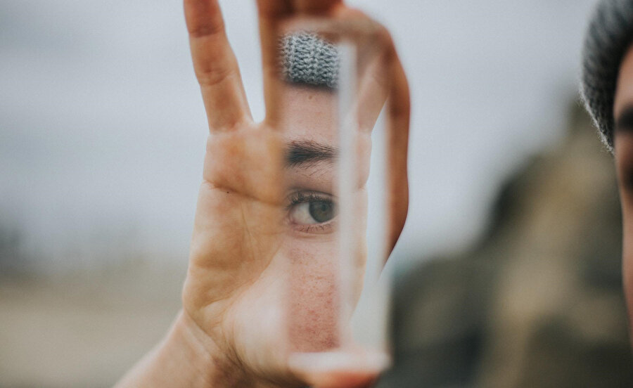 Görünmez olamayan insan, başkası gibi görünmeyi tercih ediyor. Bütün doğrularını paylaştığı için elinde sadece yalanları kaldı.