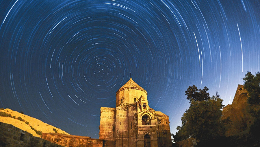 Akdamar Adasındaki Surp Haç Kilisesi veya Kutsal Haç Katedrali, Kudüs'ten İran'a kaçırıldıktan sonra 7. yüzyılda Van yöresine getirildiği rivayet edilen Hakiki Haç'ın bir parçasını barındırmak maksadıyla Kral I. Gagik'in emriyle 915-921 yıllarında Mimar Manuel tarafından inşa edilmiştir.