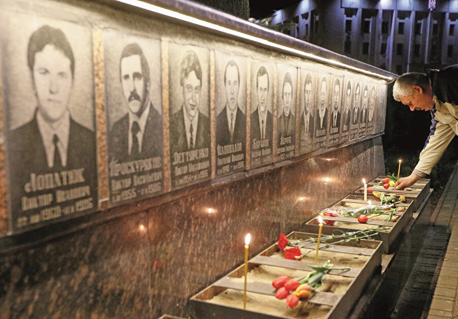 İlk patlamada 30 kişi hayatını kaybetmiştir.