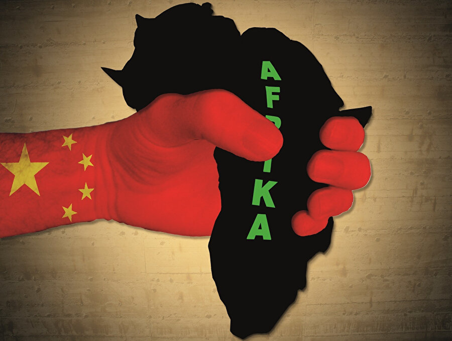 Çin’deki rezil muamelenin en can sıkıcı boyutu ise, bütün siyahilerin değil sadece Afrika’dan gelenlerin hedef alınması. Çin’de pek çok Amerikalı siyahi de bulunmakta. Fakat Amerikan pasaportu taşıyan siyahilere karşı bir ayrımcılık veya kötü muamele yok. Hatta bazıları ülkeye giriş yaptığı zaman 14 günlük zorunlu karantinadan bile muaf. İstedikleri yere, kalabalık eğlence mekanlarına bile girip çıkabiliyorlar.