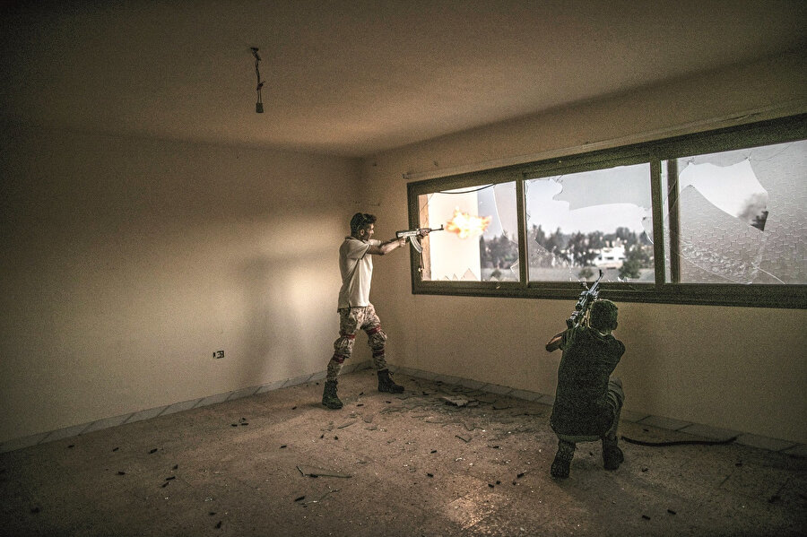 6 Nisan günü Trablus’taki El Hadra hastanesine tam 25 grad füzesi düştü. Hastanesi'nin ana kapısına, otoparka, ambulans ve acil durum girişine, otoyola ve de hastanenin hemen arkasında bulanan meskun mahale... Korona yüzünden ızdırap çeken hastalar, bir de tepelerine inen füzeler yüzünden ölüp ölüp dirilirken meskun mahal sakini 5 sivil yaralandı. Sahi, Libya Sağlık Bakanlığı durumu Dünya Sağlık Teşkilatına şikayet etmişti. Bugüne dek herhangi bir kınama duyan oldu mu?