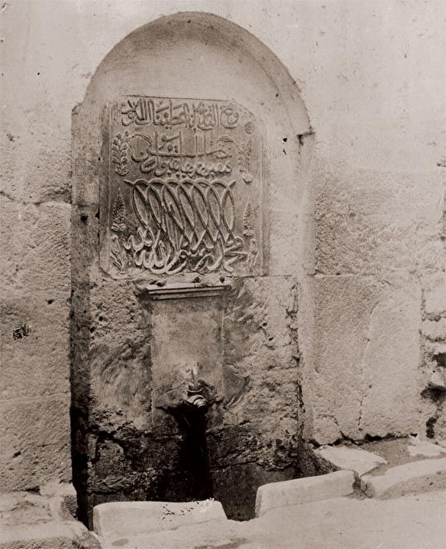 Çeşme kitabesinin en üst satırında “Vaka’at tarîh” ibaresi ve yanında Kevser suresinin ilk ayeti “İnnâ a’tayna kel kevser”, orta sırada Âli İmran suresinin 37. ayetinden bir parça: “Fe tekabbelehâ rabbuhâ bi kabûlin hasenin” (Bunun üzerine Rabbi onu güzel bir şekilde kabul buyurdu), en altta müselsel hat ile kelime-i tevhîd: La ilahe illallah Muhammedun resulullah.