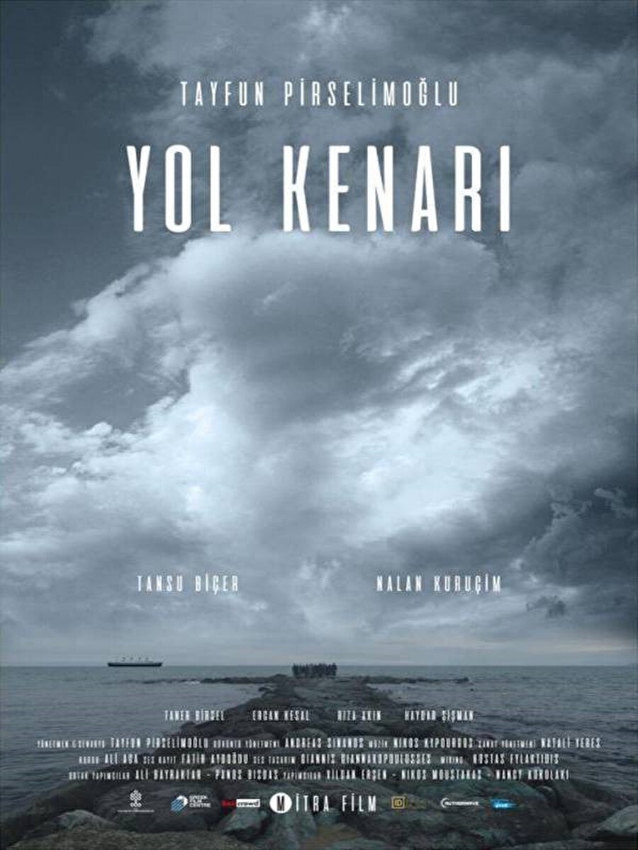 Tayfun Pirselimoğlu’nun siyah-beyaz çektiği Yol Kenarı, kıyameti bekleyen bir kasabada geçiyor. Deccal’in ve Mehdi’nin ortaya çıktığı, zamansız ve mekânsız bir anlatıyı takip eden film İstanbul Film Festivali’nde En İyi Yönetmen ödülüne layık görüldü. Vizyon tarihi: 25 Mayıs 2018