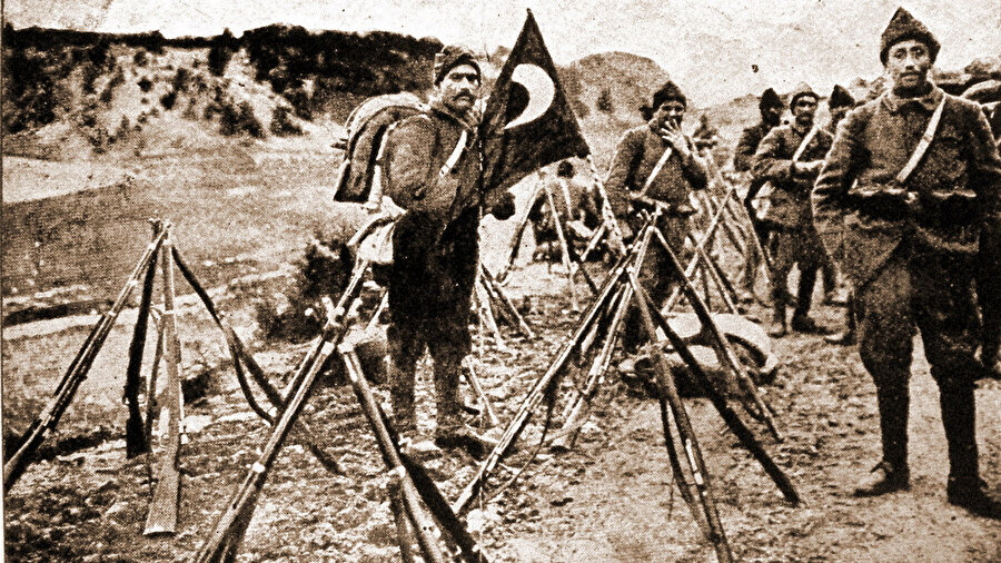 Kâzım Paşa bu meseleden o kadar etkileniyor ve seviniyor ki bizim o korkak, işe yaramaz arkadaşı harp madalyasıyla ödüllendiriyor.