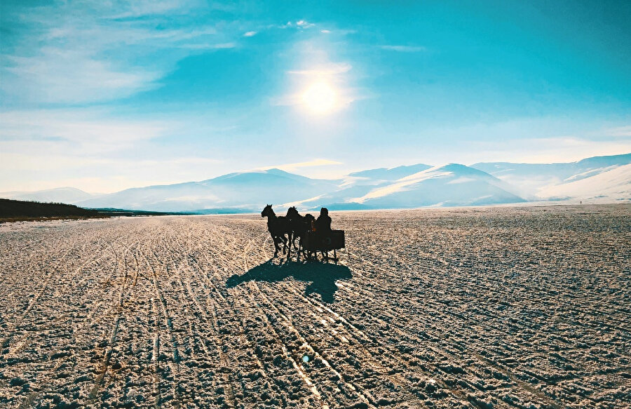 Çıldır Gölü, Ardahan ve Kars il sınırları içerisinde kalan göl, 123 km2 alanı ile Doğu Anadolu Bölgesi'nin en büyük tatlı su ve en büyük ikinci göldür.