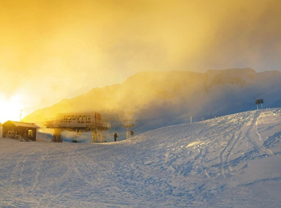 Davraz Dağı, Isparta'nın doğusunda, Isparta ve Eğirdir'e 25 km mesafede yer alan, Toros Dağları'na bağlı 2637 m yüksekliğinde kayak turizmine açık bir dağdır.